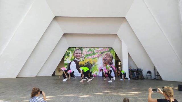 Ансамбль эстрадного танца "Радуга" - Беги дальше всех... 1.09.2019 смотреть онлайн