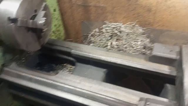 РАБОТА ДВИЖЕТСЯ В ПЕРЕД ТОЧИМ ПИЛИМ СВЕРЛИМ. смотреть онлайн