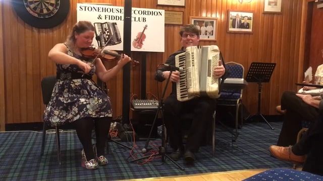 Gemma Donald & Alan Small playing Reels at Stonehouse Accordion & Fiddle смотреть онлайн