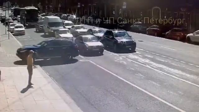 Байкер не заметил заезжающий налево во двор Инфинити и врезался в нее. На Малом пр. В.О. смотреть онлайн