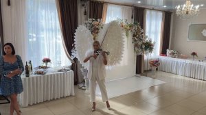 Ангел играет на скрипке популярный трек из Тик Ток_Фрагмент с выступления на свадьбе