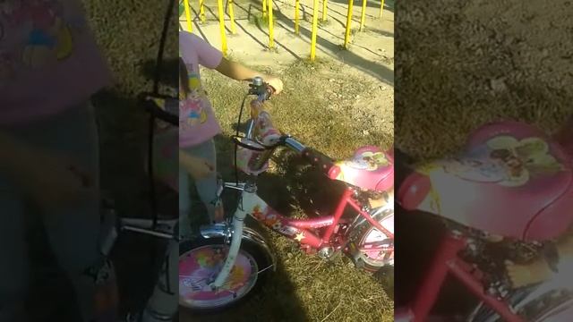 Аделя учится кататься на велике смотреть онлайн