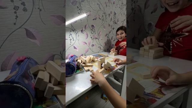 Играем в Дженга Бум / JENGA / ДЖЕНГАБУМ БАМ БУМ / Кайфуем / Новогодние Настольные игры с Детьми смотреть онлайн