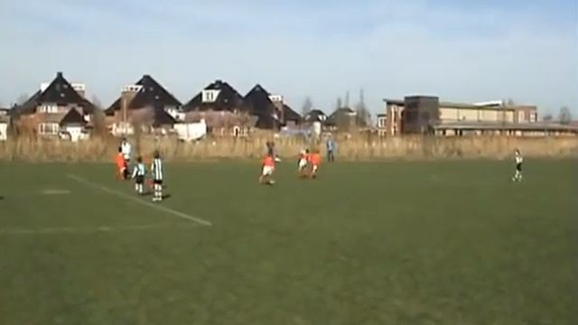 Mooie vrije trap van Matthijs in de wedstrijd GJS F7 - Tricht F5.wmv смотреть онлайн