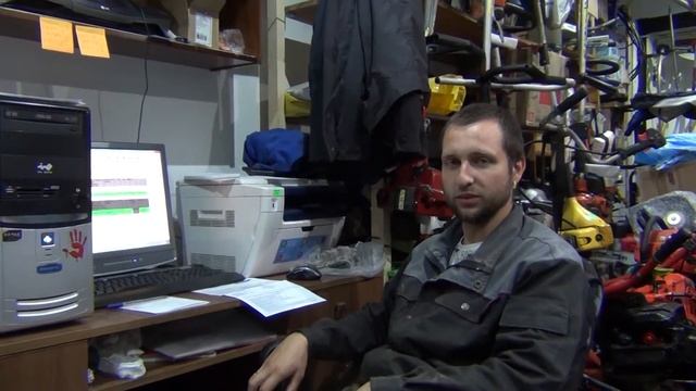 Генератор после работы в руках строительной бригады смотреть онлайн