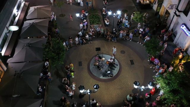 Вечерняя прогулка брестчан в день города ! Улица Советская 23:00 смотреть онлайн