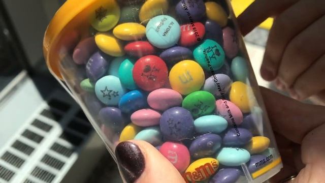Магазин M&M`s Нью-Йорк. Обзор. Ребенок создает собственный логотип. США Times Square смотреть онлайн