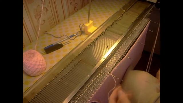 Вяжем шапку. Тест пряжи. На вязальной машине Ладога-1 смотреть онлайн