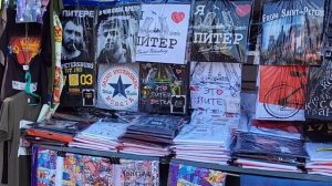 Что привезти из Питера? Огромный выбор сувениров.