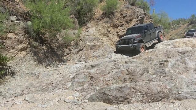 Jeep Gladiator & Chevy Colorado ZR2 Bison Conquer the Waterfall at Box Canyon Trail, Florence AZ смотреть онлайн
