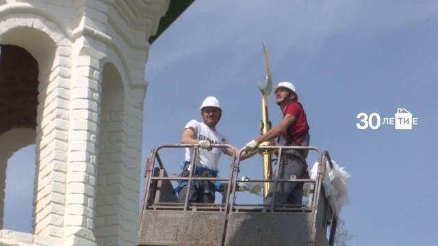 На минарет старейшей каменной мечети Татарстана установили полумесяц смотреть онлайн