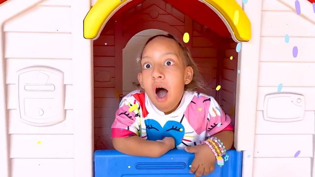 Maria Clara Brinca No Pula Pula Inflável Gigante E No Parquinho - MC Divertida