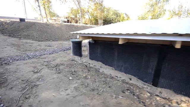 Террасирование участка с перепадом высот и его осушение! Пристенный дренаж и коллекторные колодцы! смотреть онлайн