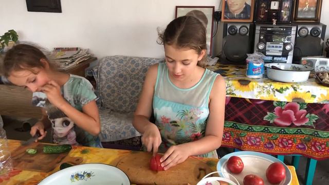 Девочки делают салат смотреть онлайн