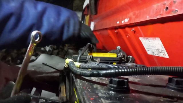 ДТ-75 Снимаю аккумуляторы для зарядки смотреть онлайн