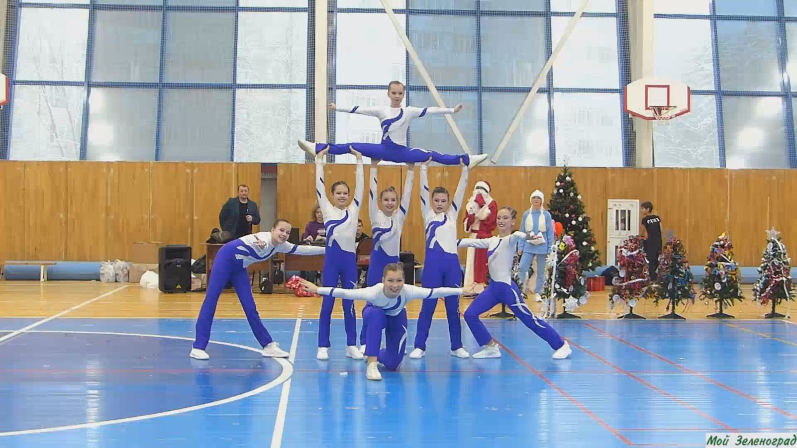 Старшая группа команды чирлидинга ФОК «Радуга»