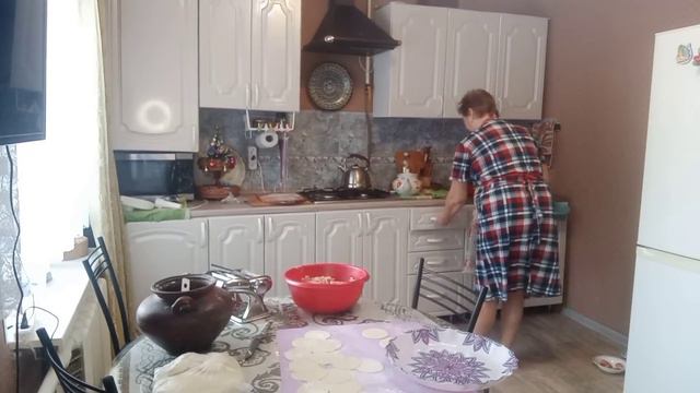 Раскатываю тесто лапшерезкой на манты. смотреть онлайн