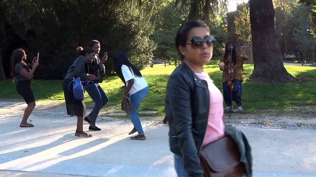 Milan. Sempione Park and funny tourists. смотреть онлайн