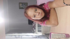 Алиса пробует сладости