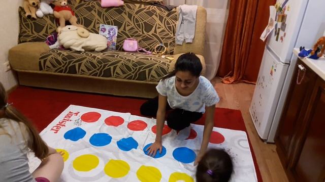 Играем в TWISTER, веселимся) игры для детей