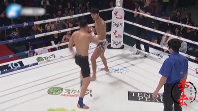 韩国裁判担心韩国战神被KO，警告中国死神方便下手轻点！谁知下秒方便两拳让韩国战神当场休克【拳击对对碰】 смотреть онлайн