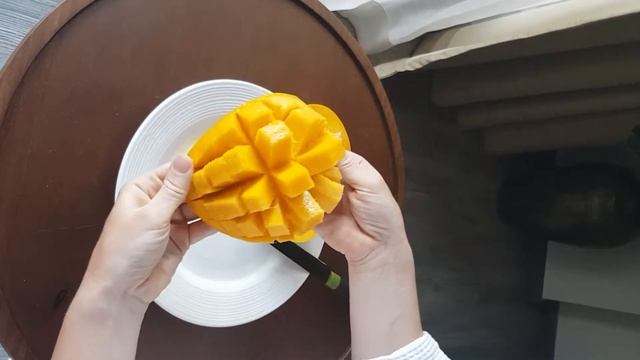 Как красиво разрезать манго? смотреть онлайн