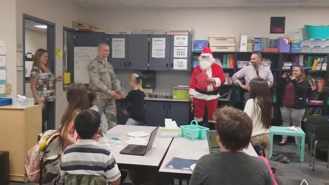 Santa Came To School For a Special Delivery смотреть онлайн