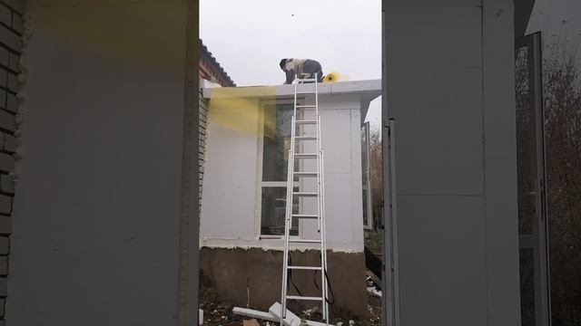 Дом из пенопласта, испытание и оштукатуривание кровли смотреть онлайн