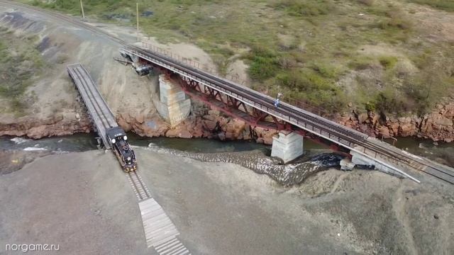 Река Амбарная. Узкоколейный мост и паровоз. смотреть онлайн