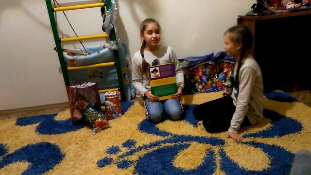 Открываем новогодние подарки вместе с сестрой #Otkrivaem podarki na novui god #Present ?? смотреть онлайн