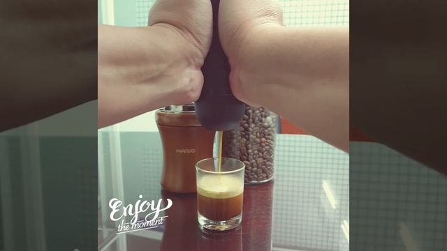 Making an espresso with Vietnamese beans, Hario MCD-2, and Wacaco Minipresso GR смотреть онлайн