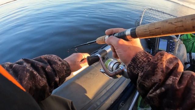 Простая рыбалка на Волге в выходной день. Рыбалка с лодки на бортовую удочку и спиннинг. смотреть онлайн