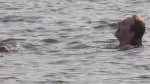 КРАСИВЫЕ ДЕВУШКИ КУПАЮТСЯ В ОЗЕРЕ