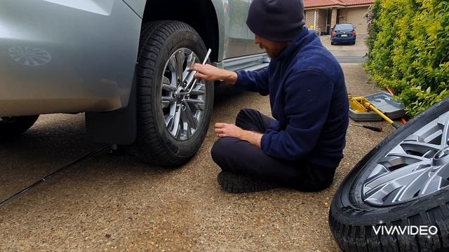 2021 Mitsubishi Pajero Sport 4WD - How to change a tyre. смотреть онлайн