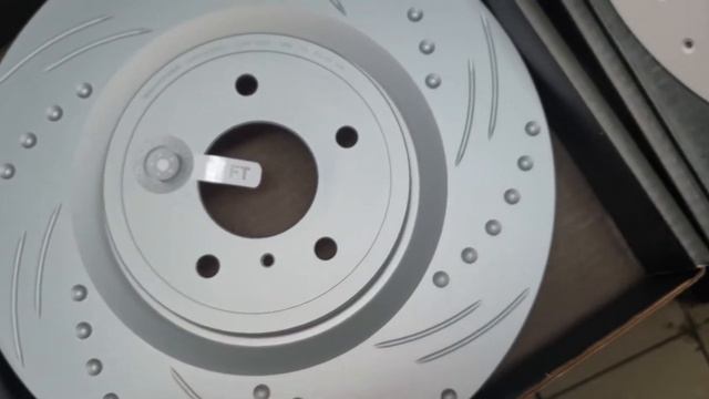 Установка новых тормозных дисков и колодок от Brannor на Infiniti QX70 в Техцентре Коуш. смотреть онлайн