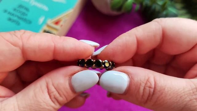 КОЛЬЦО СЕРЕБРЯНОЕ С ИСКУССТВЕННЫМИ САПФИРАМИ, НОВОЕ смотреть онлайн