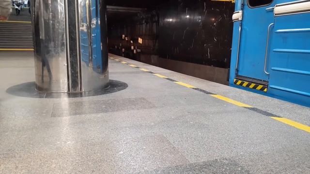 Красивое отправление поезда с Проспекта Космонавтов в сторону Уралмаша. Екатеринбургский метрополит смотреть онлайн