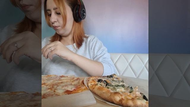 ASMR MUKBANG I пицца пепперони и морская,салат Цезарь смотреть онлайн