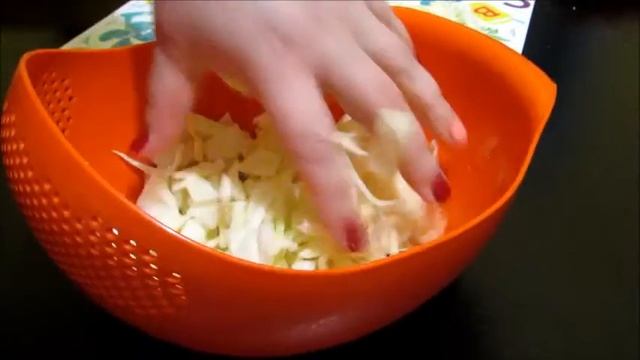 Вкусный салат с копченой курицей, капустой и сухариками. смотреть онлайн