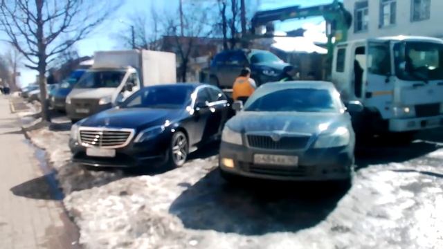 Г Калуга ул Дзержинского !эвакуатор забирает машину а рядом стоит с номерами администрации Г Калуги смотреть онлайн