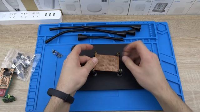 Третья рука для пайки держатель печатных плат магнитный и силиконовый коврик для пайки распаковка смотреть онлайн