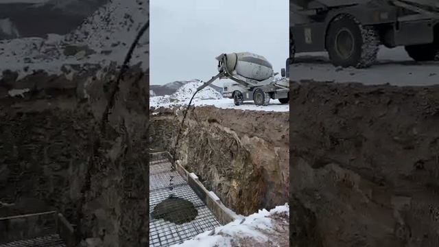 Работа самоходного бетоносмесителя YNIX смотреть онлайн
