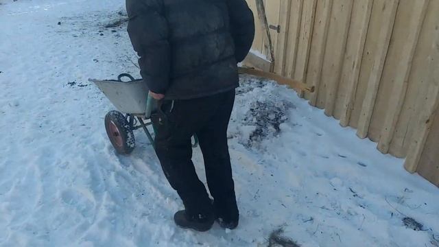 Блог №8. Канал Бизон 84 представляет. Обычное сельское утро. Уборка навоза. смотреть онлайн