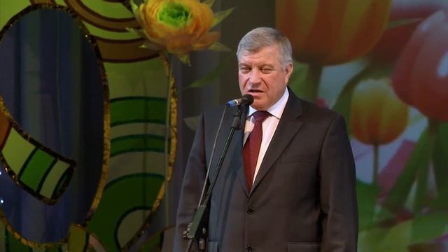 Работниц Лебединского ГОКа поздравили с 8 Марта в ЦКР "Форум" смотреть онлайн