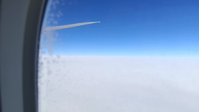 Консоль крыла на фоне голубого неба .