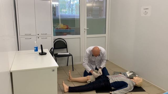 Оказание первой помощи пострадавшим. Сценарий №1 - Ранение бедра с сильным кровотечением и ожог. смотреть онлайн