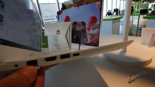 Acer Aspire V13 Hello Kitty Edition Hands On [4K UHD] смотреть онлайн