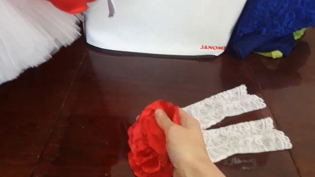 Красное атласное платье для девочки с перчатками и съемным пышным подъюбником. смотреть онлайн