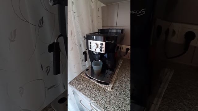 De'Longhi Magnifica S ECAM 22.110.B, Kaffeevollautomat mit Milchaufschäumdüse смотреть онлайн