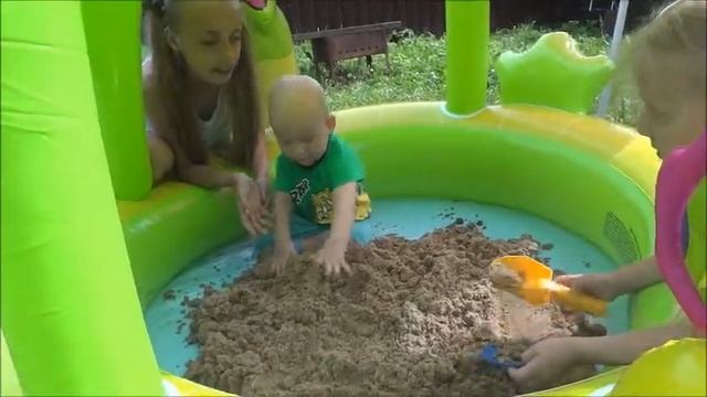 Надуваем бассейн ♡ Песочница ♡ Поездка на дачу смотреть онлайн